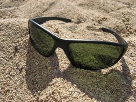 Cómo reparar arañazos en las gafas de sol